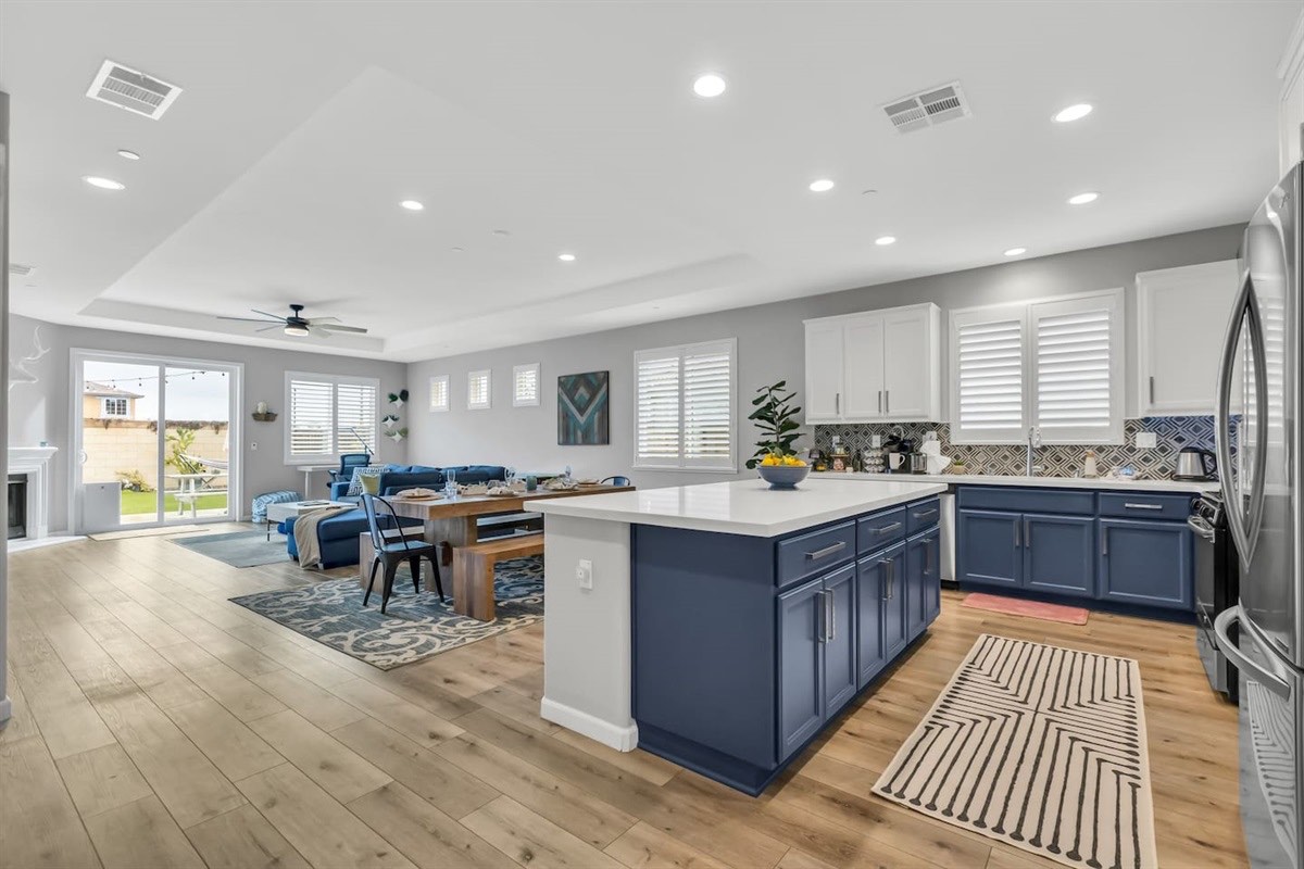 Opened concept fully loaded kitchen with Large Island.